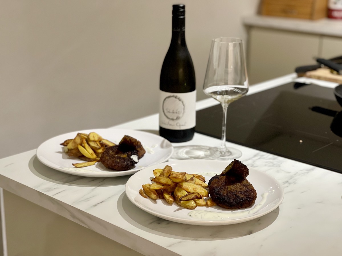 © Videk | Als Beilage knackige Ofenkartoffel & Wein