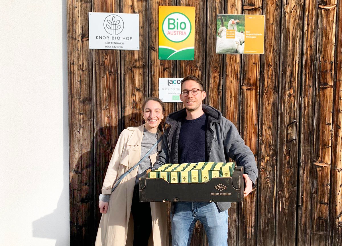 Cathrin und Rene mit Videk und regionalen Produkten