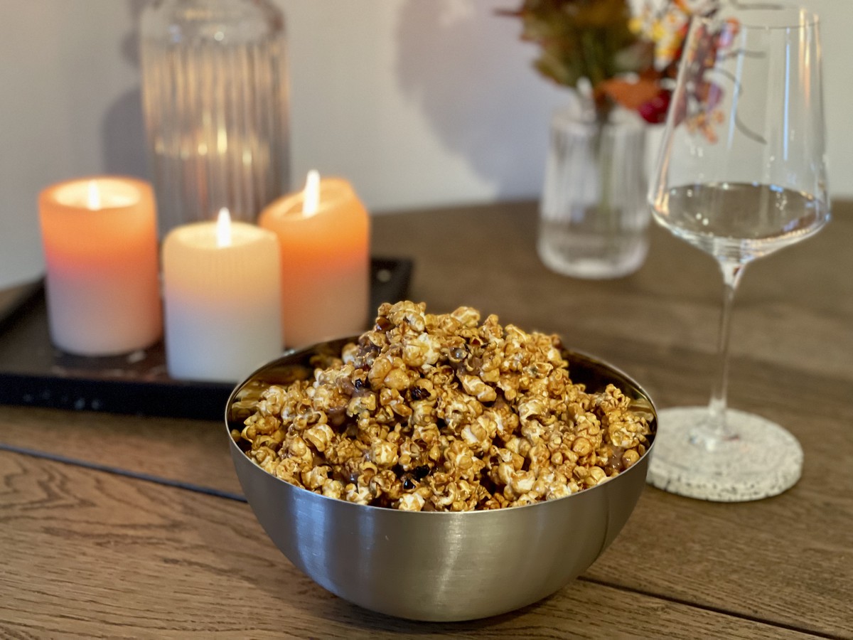 Selbstgemachte Popcorn mit Karamell & Schokolade