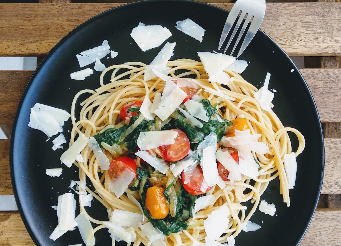 Knoblauch-Spaghetti mit Basilikumöl und Tomaten