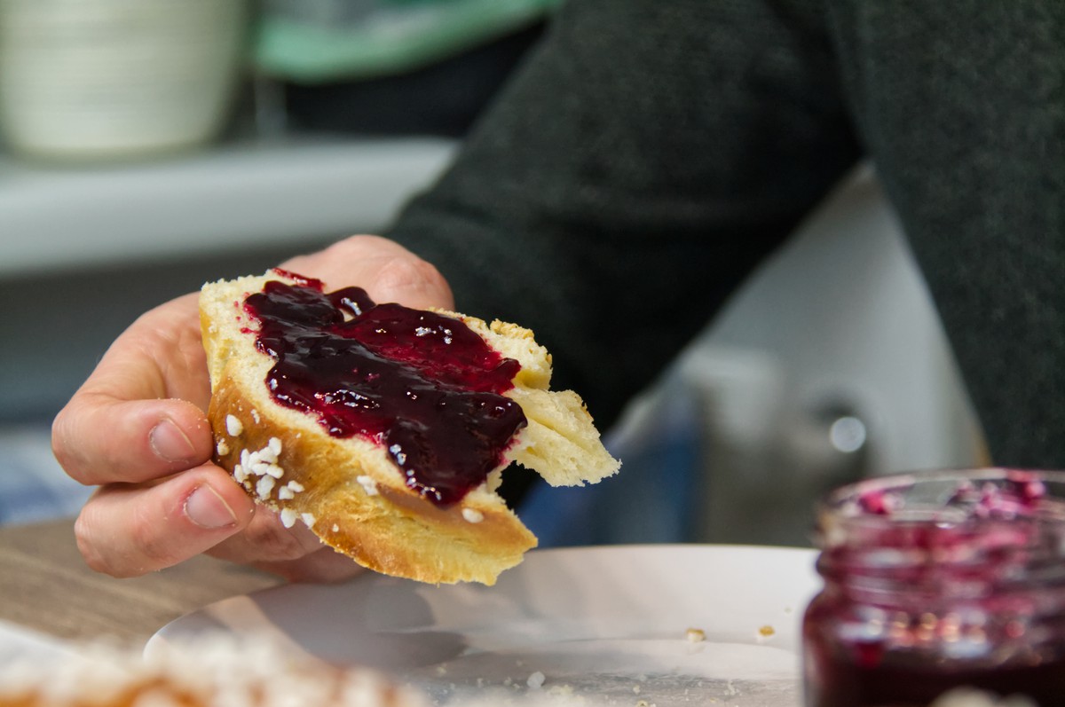 Mit Uhudlermarmelade bestreichen